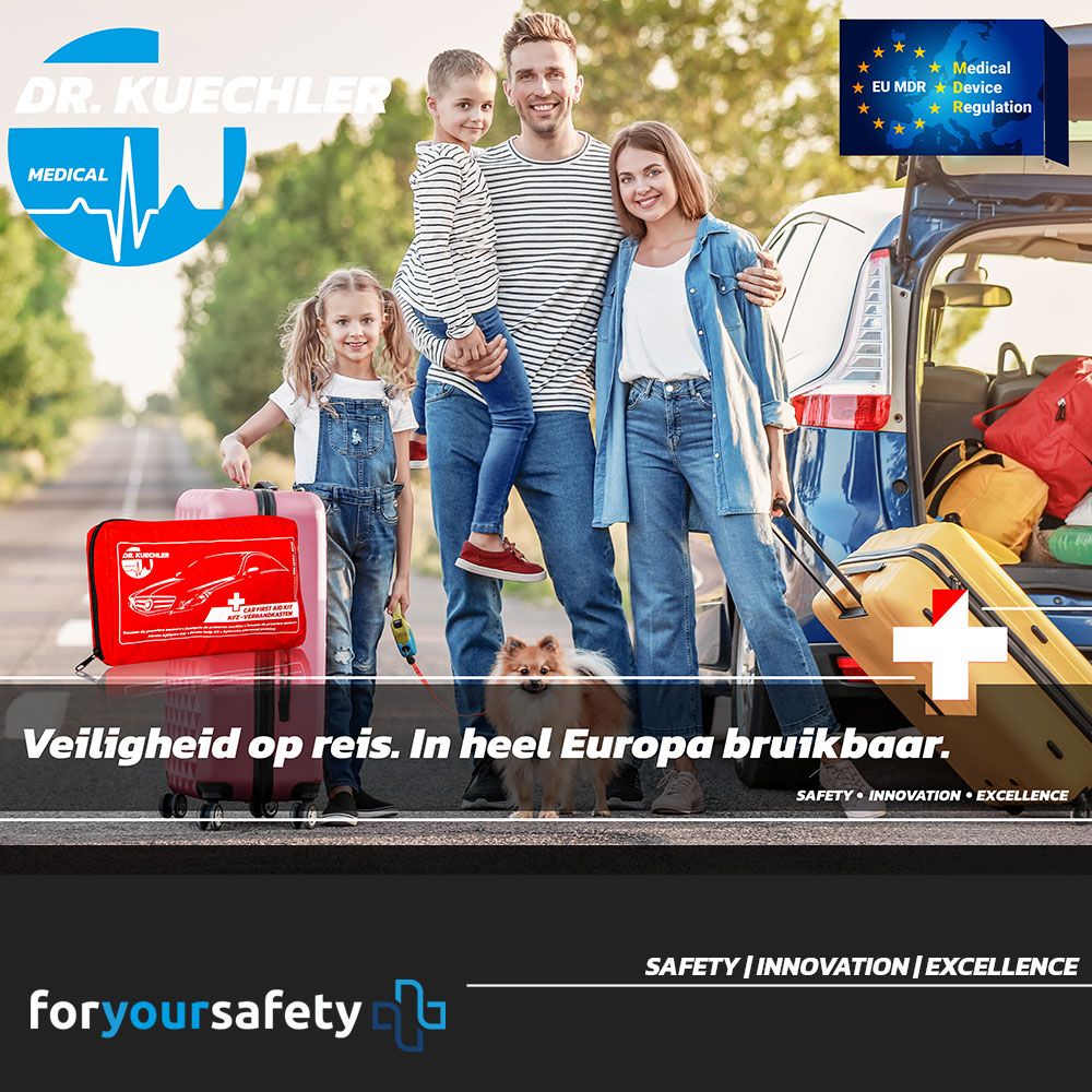 Familie met bagage. Rode EHBO-kit. Merk: Dr. Kuechler Medical. Tekst: Veiligheid op reis. In heel Europa bruikbaar.