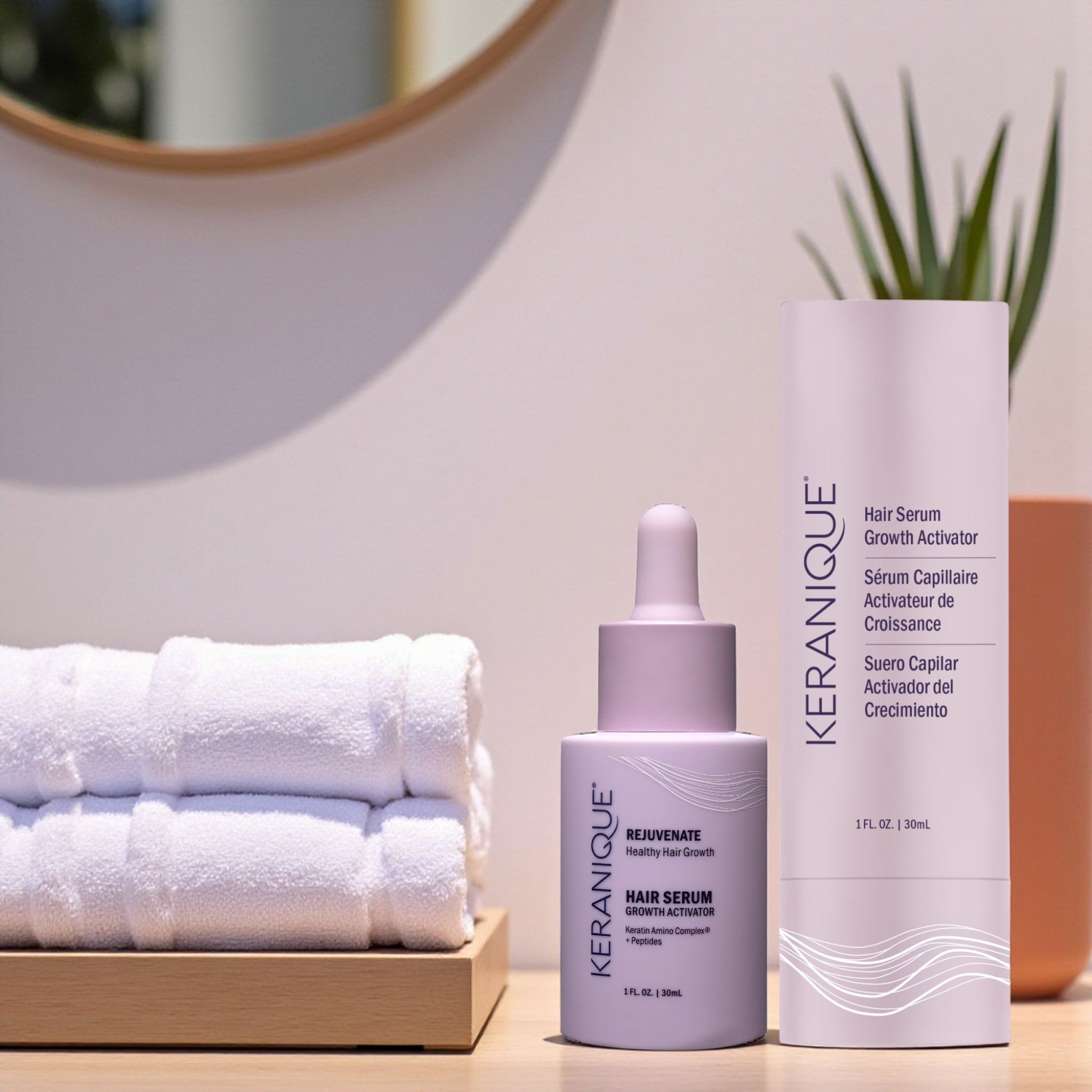Fles en serumfles. Opschrift: KERANIQUE, Hair Serum Growth Activator, 1 fl. oz. | 30ml. Daarnaast handdoeken.