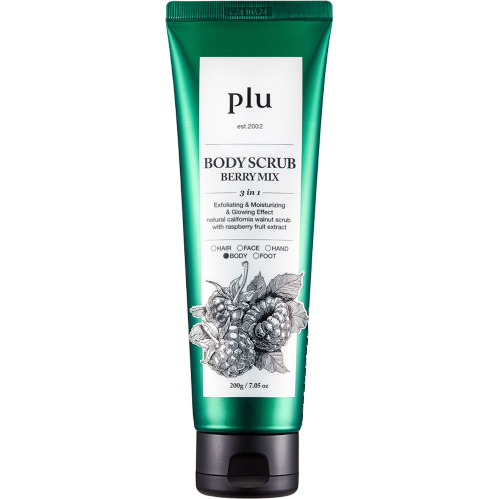 Tube verte avec bouchon noir. Inscription: PLU Berry Mix Body Scrub. Illustration de framboises. Texte: 3 en 1, Exfoliating & Moisturizing.