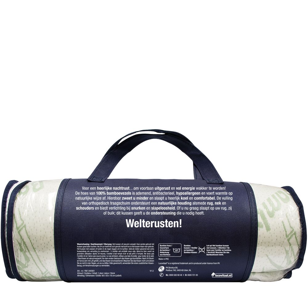 Oreiller en bambou roulé dans un sac de transport bleu. Texte sur le sac : 'Welterusten!' et informations produit.