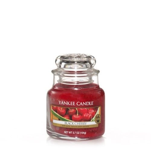 Kleine Yankee Candle geurkaars Black Cherry in glas met deksel. Rode was, etiket met kersenafbeelding.