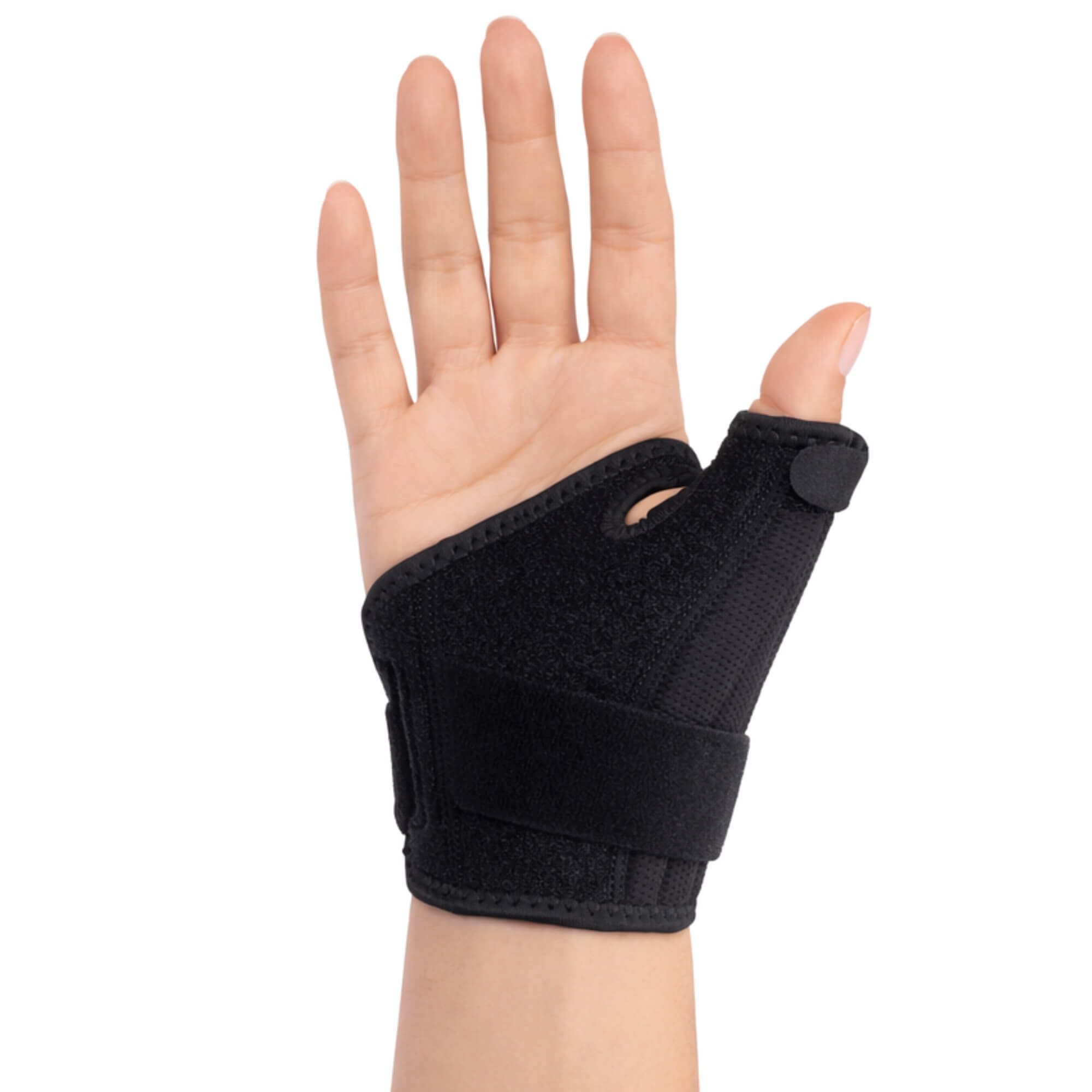 Zwarte duimbrace met klittenbandsluiting, om de pols gewikkeld.