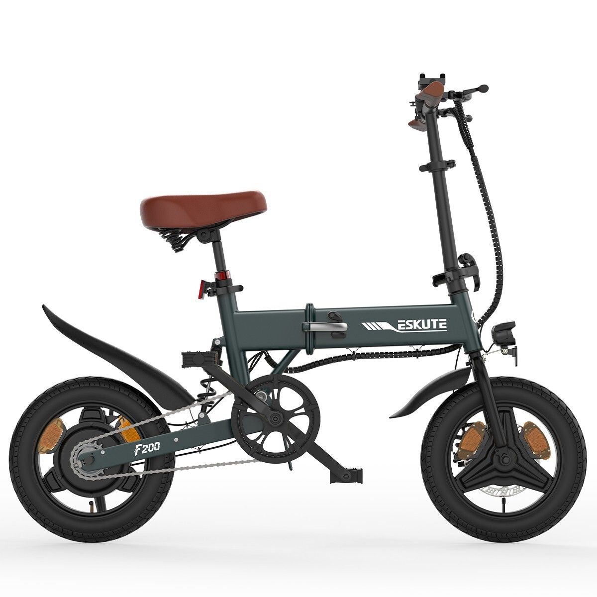 Groene ESKUTE F200 e-bike. Bruin zadel en handvatten. Zwarte spatborden en banden. Schijfremmen. F200-opschrift.