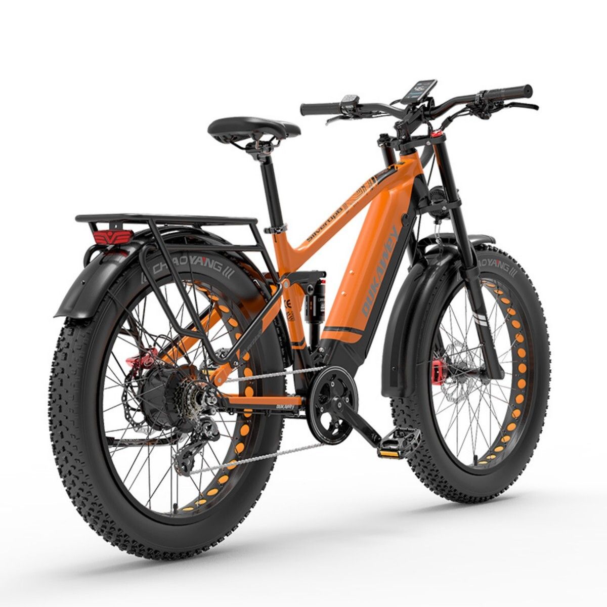 Oranje elektrische mountainbike met zwarte elementen. Brede banden, bagagerek, achterlicht. Zwart zadel en stuur.