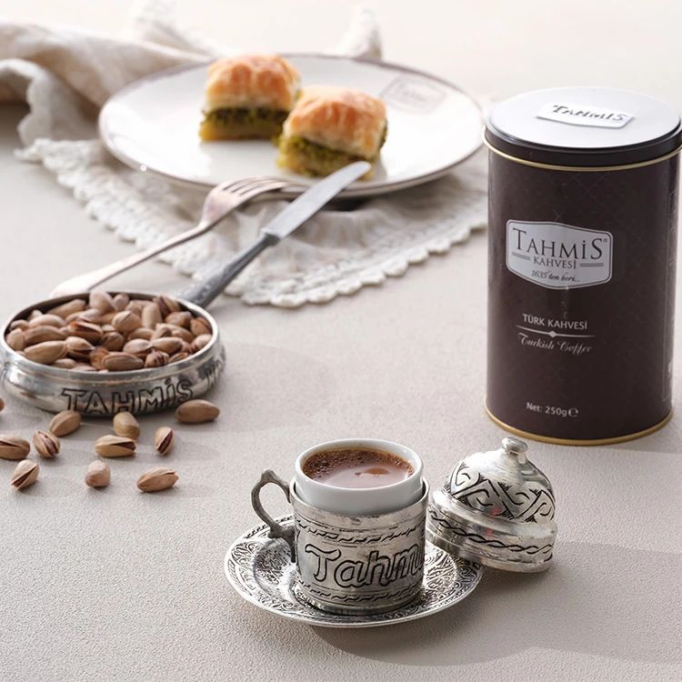 Tasse à café, pistaches, pâtisserie et boîte avec logo "TAHMIS KAHVESI". Café turc.