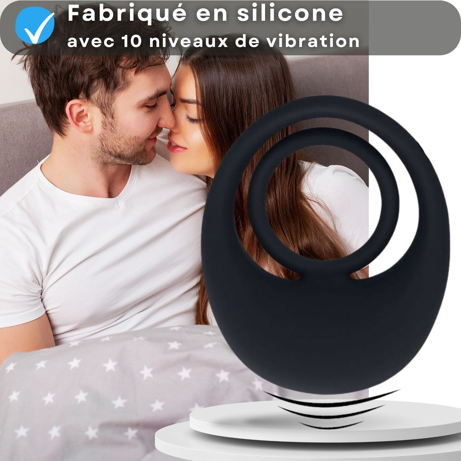 Couple s'embrassant. Anneau pénien noir à deux cercles. Sur socle.