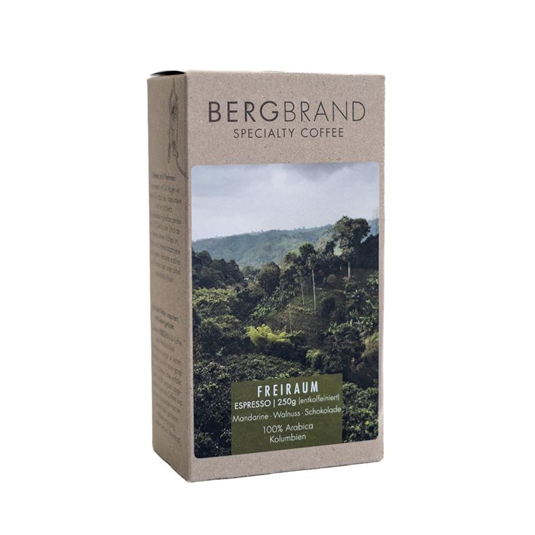 Paquet de café avec paysage. Texte : BERGBRAND, Freiraum Espresso, 100% Arabica, Colombie. Sur fond blanc.