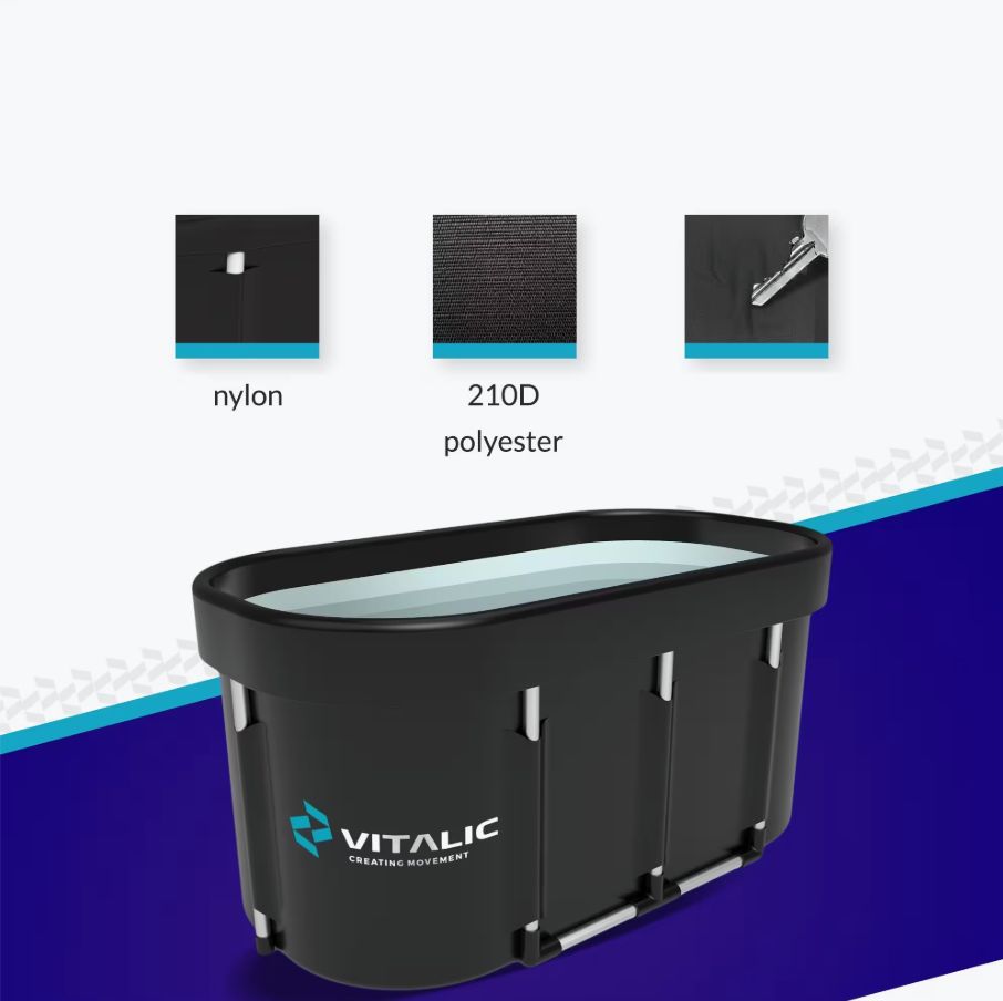Bain de glace noir avec logo VITALIC. Matériaux nylon et polyester. Fond bleu et blanc. Vue du produit.