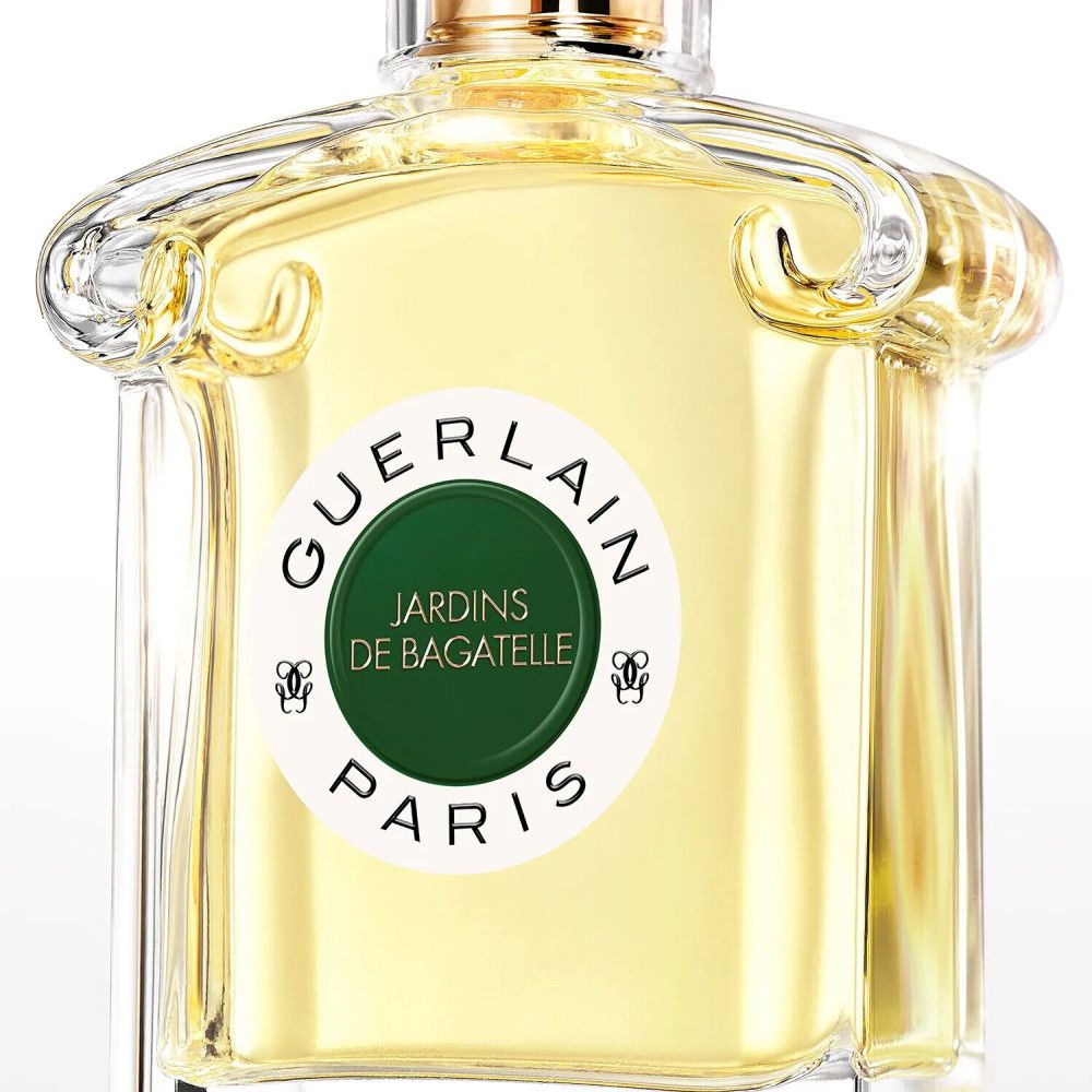 Flacon de parfum avec étiquette. Texte: Guerlain, Jardins de Bagatelle, Paris. Cercle vert.
