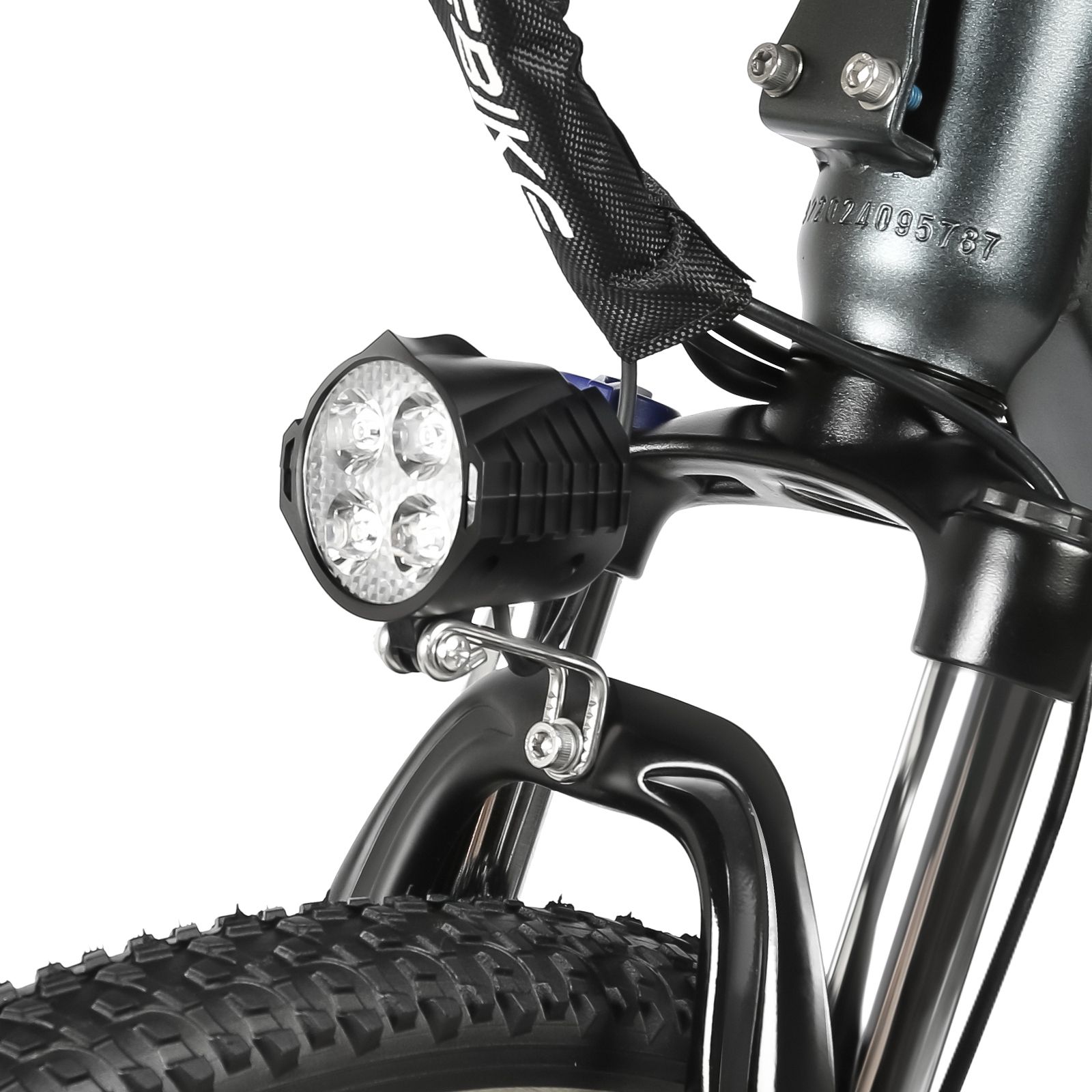 Gros plan du phare avant d'un vélo électrique. Boîtier noir, lumières LED, pneu noir.