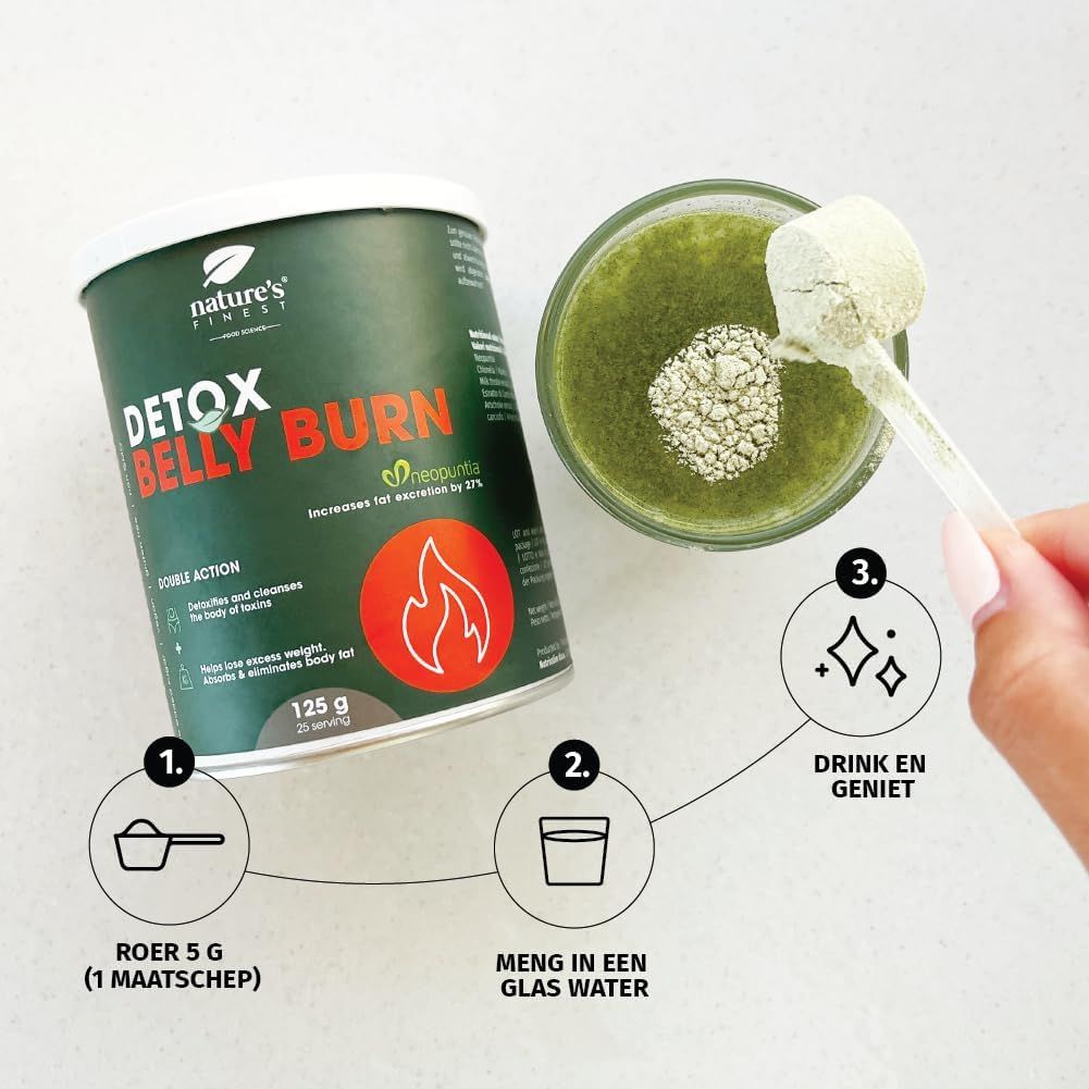 Persoon houdt pot en glas vast. Detox Belly Burn. 125g. 2-in-1 Detox. Mengen in water. Stappen: mengen, drinken, genieten.