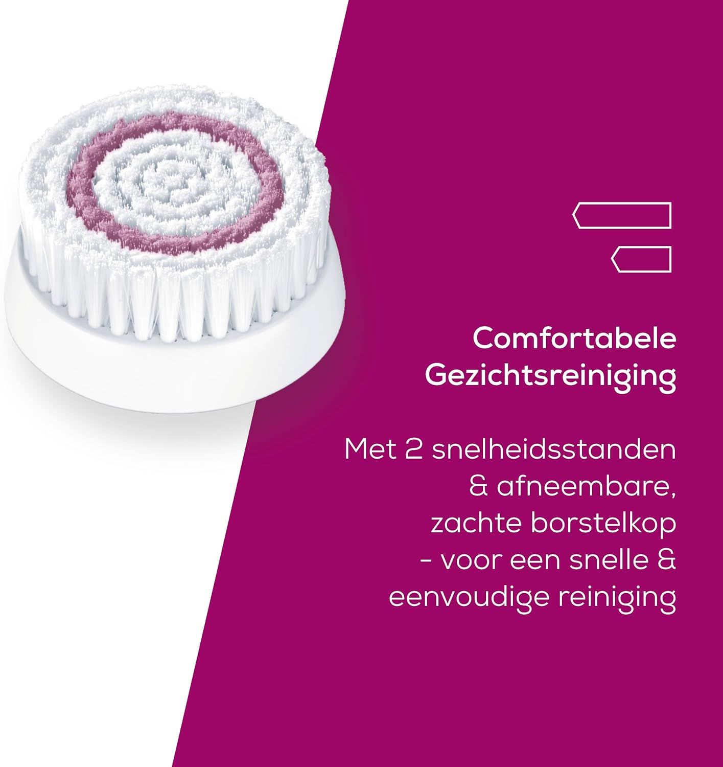 Vrouw met sproeten reinigt haar gezicht met een witte borstel en schuim.