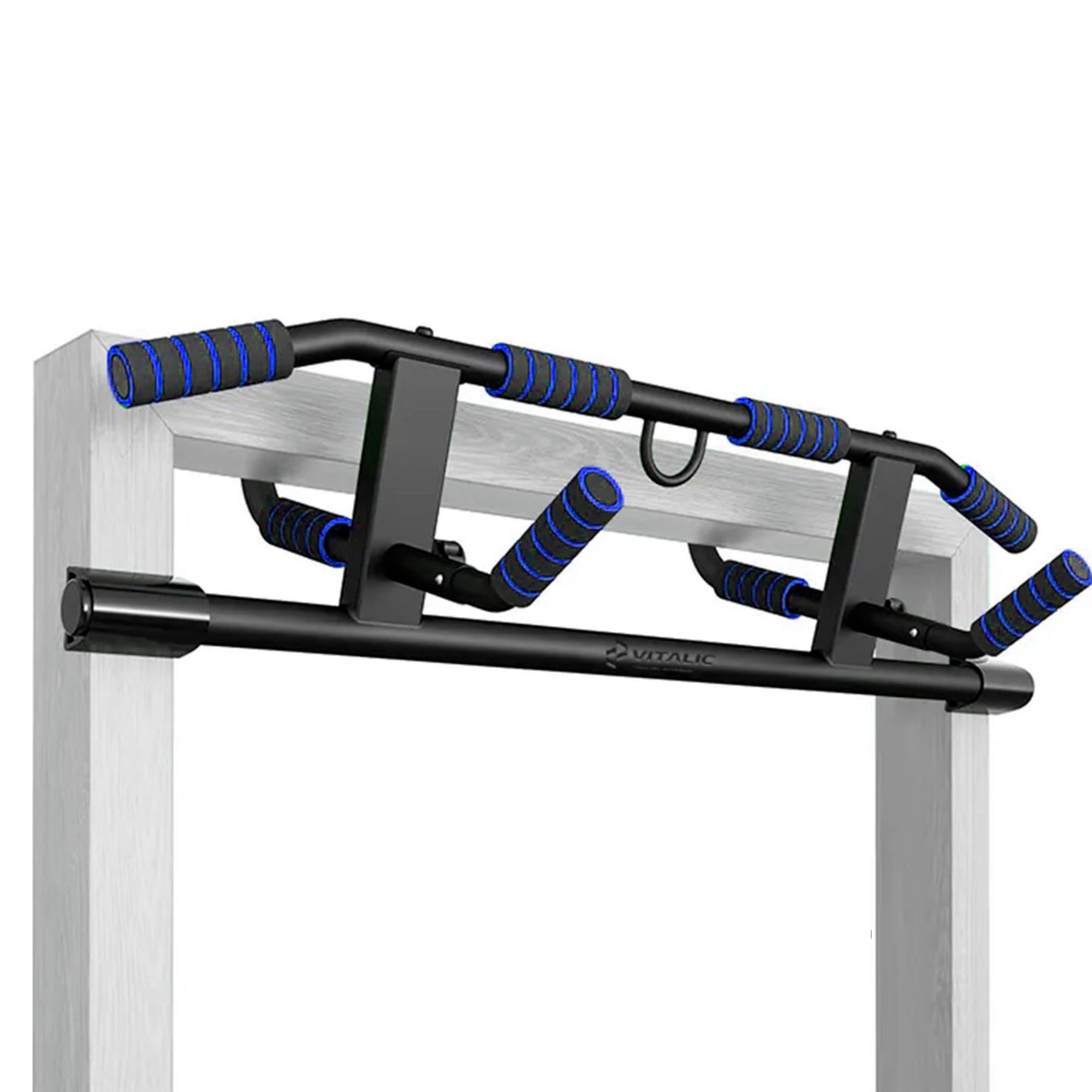 Barre de traction noire avec poignées bleues, fixée sur un cadre de porte. Le produit porte le logo Vitalic.