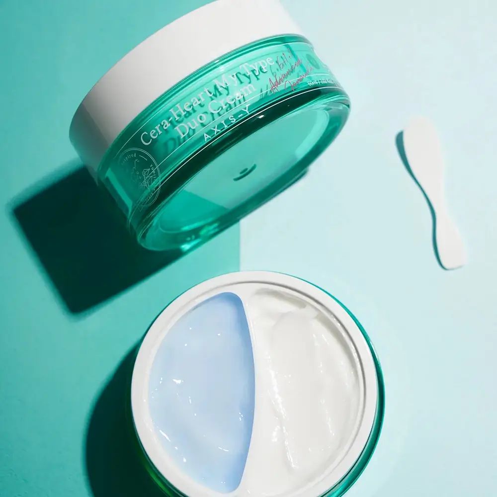 Crème pot en spatel. Opschrift: Cera-Heart My Type Duo Cream. Merk: AXIS-Y. Pot geopend.