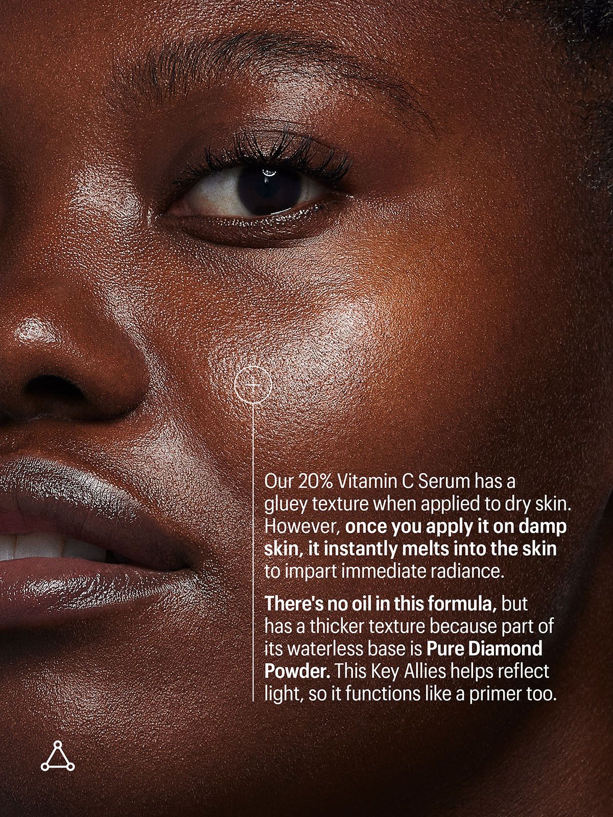 Close-up van een gezicht met huid behandeld met een vitamine C serum. Tekst beschrijft de textuur en effecten van het serum.