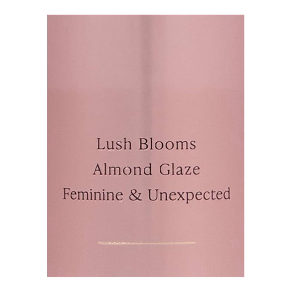 Roze achtergrond met tekst: Lush Blooms, Almond Glaze, Feminine & Unexpected.