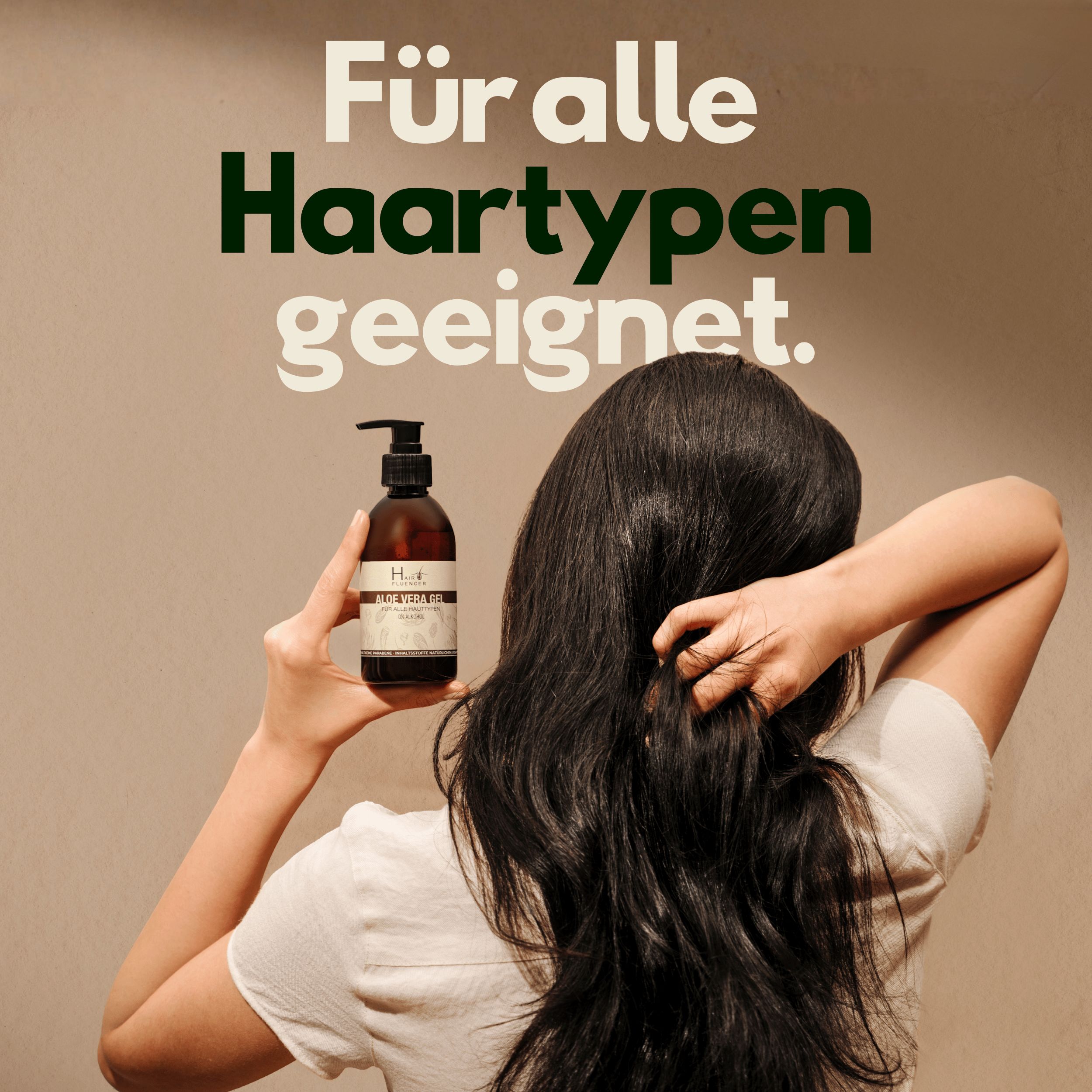 Vrouw houdt fles vast. Tekst: Geschikt voor alle haartypes. Bruine fles.