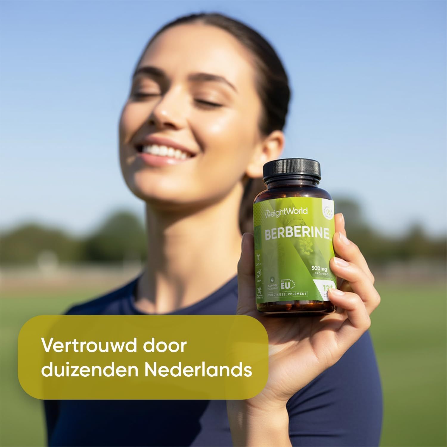 Een vrouw houdt een flesje berberine supplement vast, 600 mg per capsule.