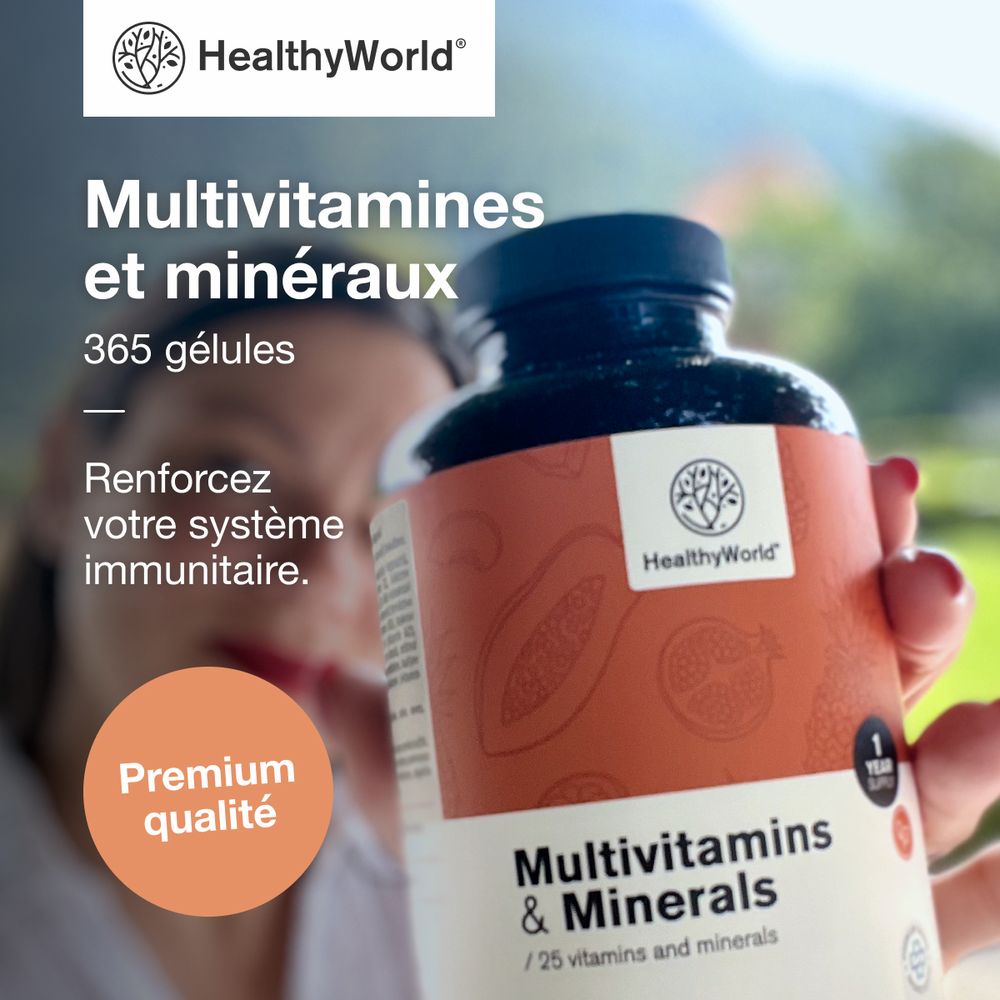 Gros plan d'une main tenant un flacon de multivitamines. Texte : Qualité supérieure. Logo : HealthyWorld. 365 gélules.