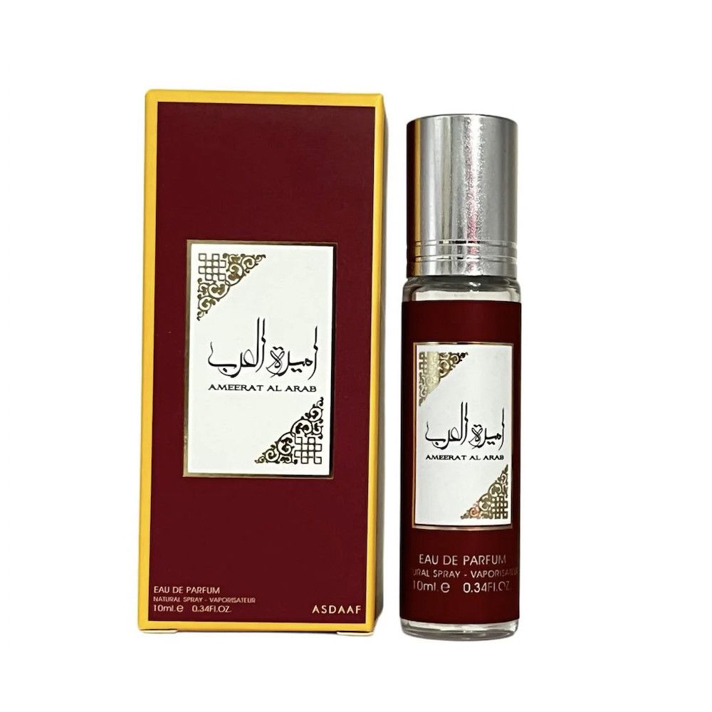 Flacon de parfum et emballage. Flacon avec bouchon argenté, liquide rouge et étiquette blanche. Emballage rouge et or avec écriture arabe.