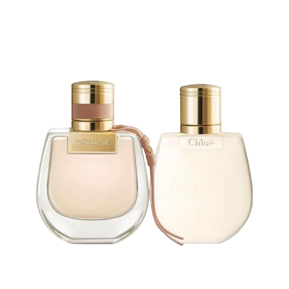 Twee parfumflesjes met gouden doppen. Eén draagt de tekst 'Nomade'. Beide flesjes bevatten een heldere vloeistof en staan naast elkaar.