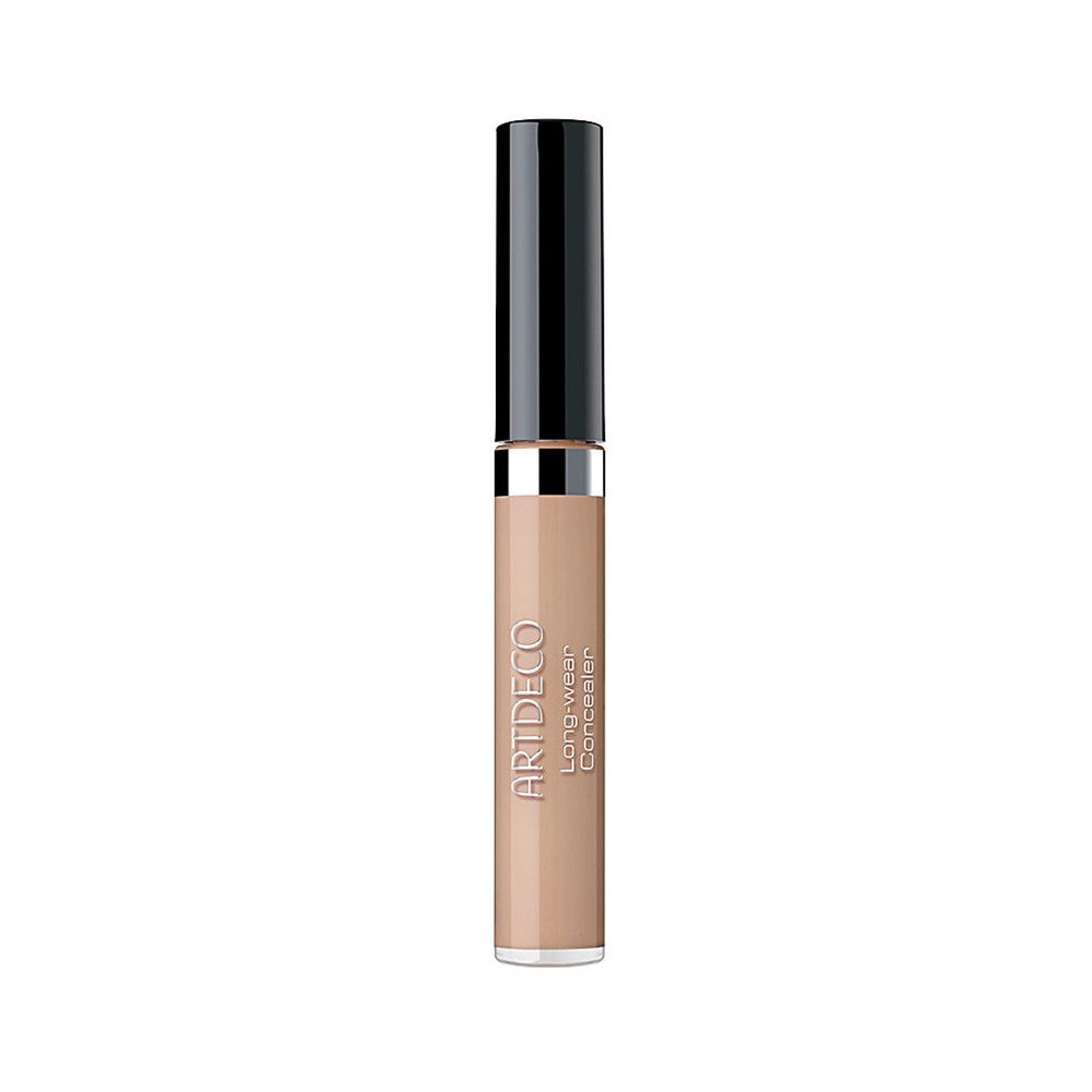 Tube de correcteur beige fermé avec bouchon noir. Inscription: ARTDECO Long-Wear Concealer.