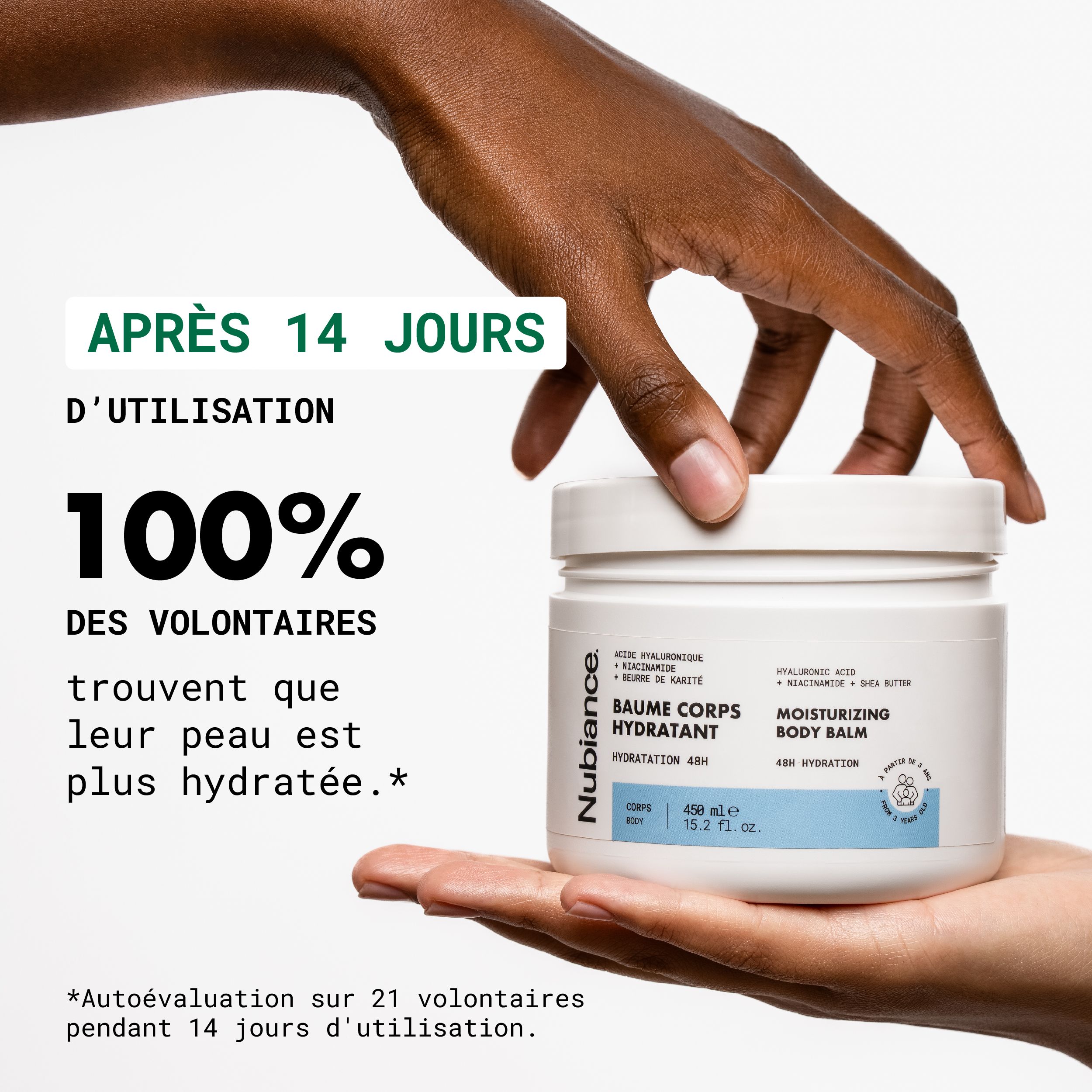 Personne tenant un pot de « Baume Corps Hydratant ». Texte : 100% des volontaires trouvent leur peau plus hydratée.
