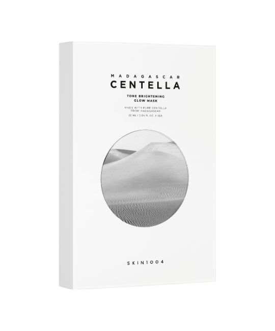 Witte productverpakking met tekst en ronde afbeelding. Opschrift: MADAGASCAR CENTELLA Tone Brightening Glow Mask. Merk: SKIN1004.