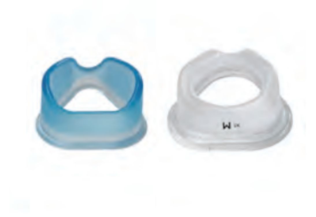 Twee maskerringen, één blauw, één helder. Beide van siliconen, met een uitsparing voor neus en mond.