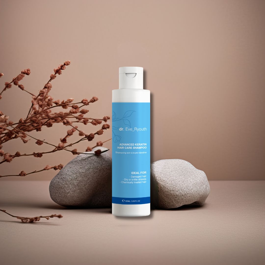 Shampoo fles met blauw etiket. Tekst: Advanced Keratin Hair Care Shampoo. Ideaal voor gekleurd, droog of chemisch behandeld haar.
