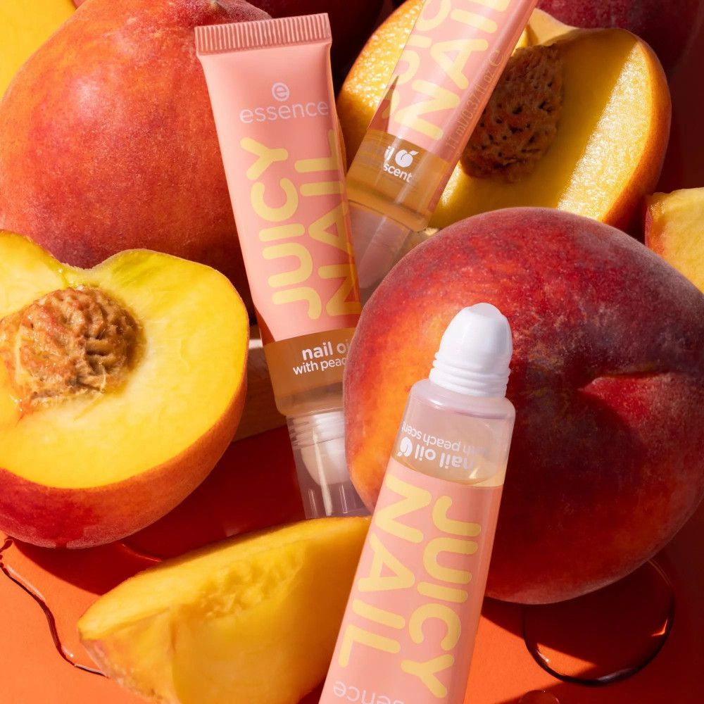 Plusieurs tubes d'huile pour ongles et pêches. Tubes roses avec texte jaune JUICY NAIL. Marque : essence. Nom du produit et parfum pêche.