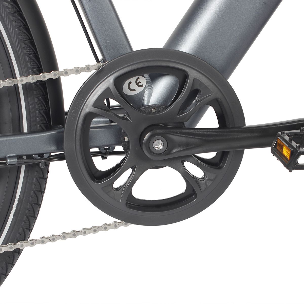 Gros plan du pédalier du vélo électrique gris. Manivelle noire, chaîne, pédales. Marquage CE.