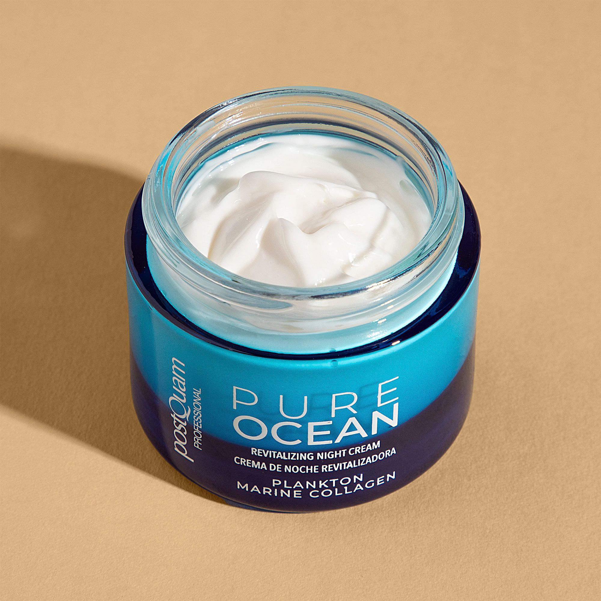 Pot de crème de nuit PostQuam ouvert. Crème visible. Inscription : Pure Ocean, Revitalizing Night Cream, Plankton Marine Collagen.