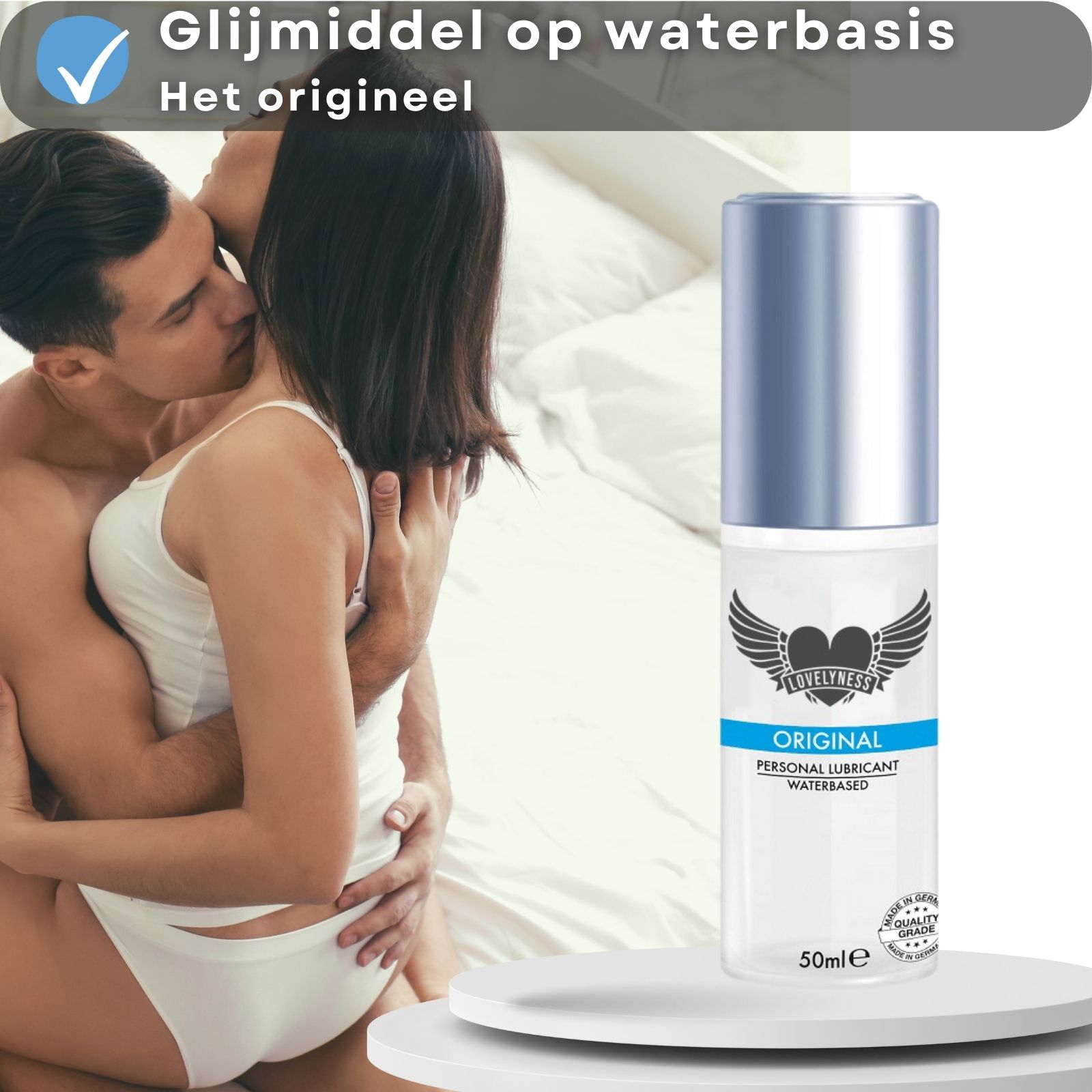 Glijmiddel-fles met zilveren dop. Opschrift: ORIGINAL, PERSONAL LUBRICANT WATERBASED. Met vleugel-logo. Koppel kust elkaar.