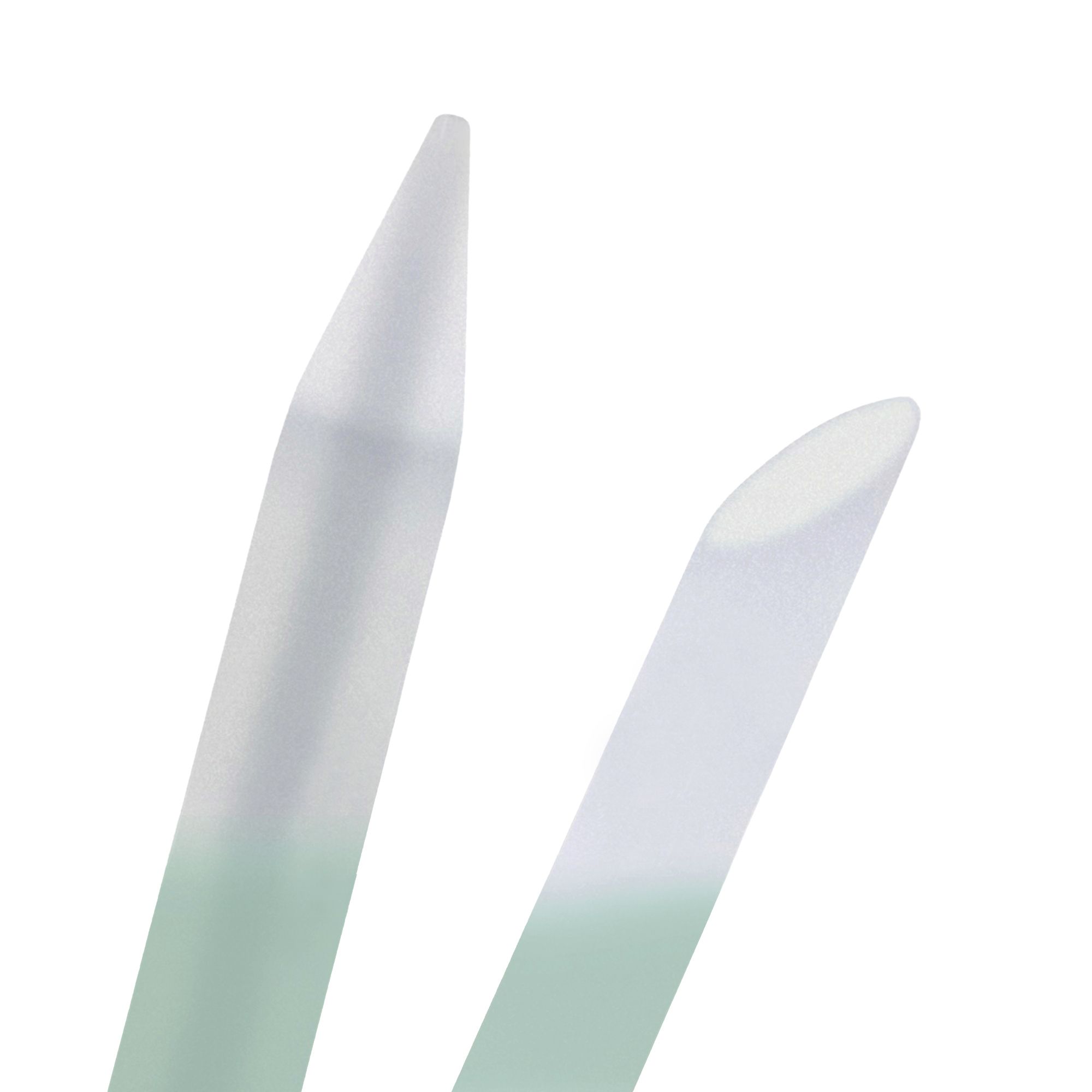 Gros plan de deux limes à ongles en verre. Les limes ont une pointe vert clair et une surface de limage transparente. La forme est différente.