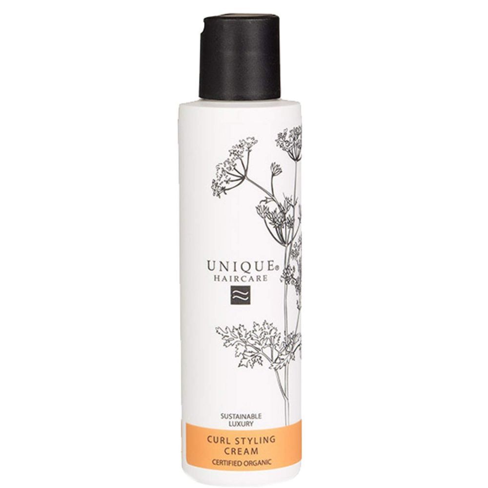 Witte fles met zwarte dop. Opschrift: UNIQUE HAIRCARE, CURL STYLING CREAM, CERTIFIED ORGANIC.