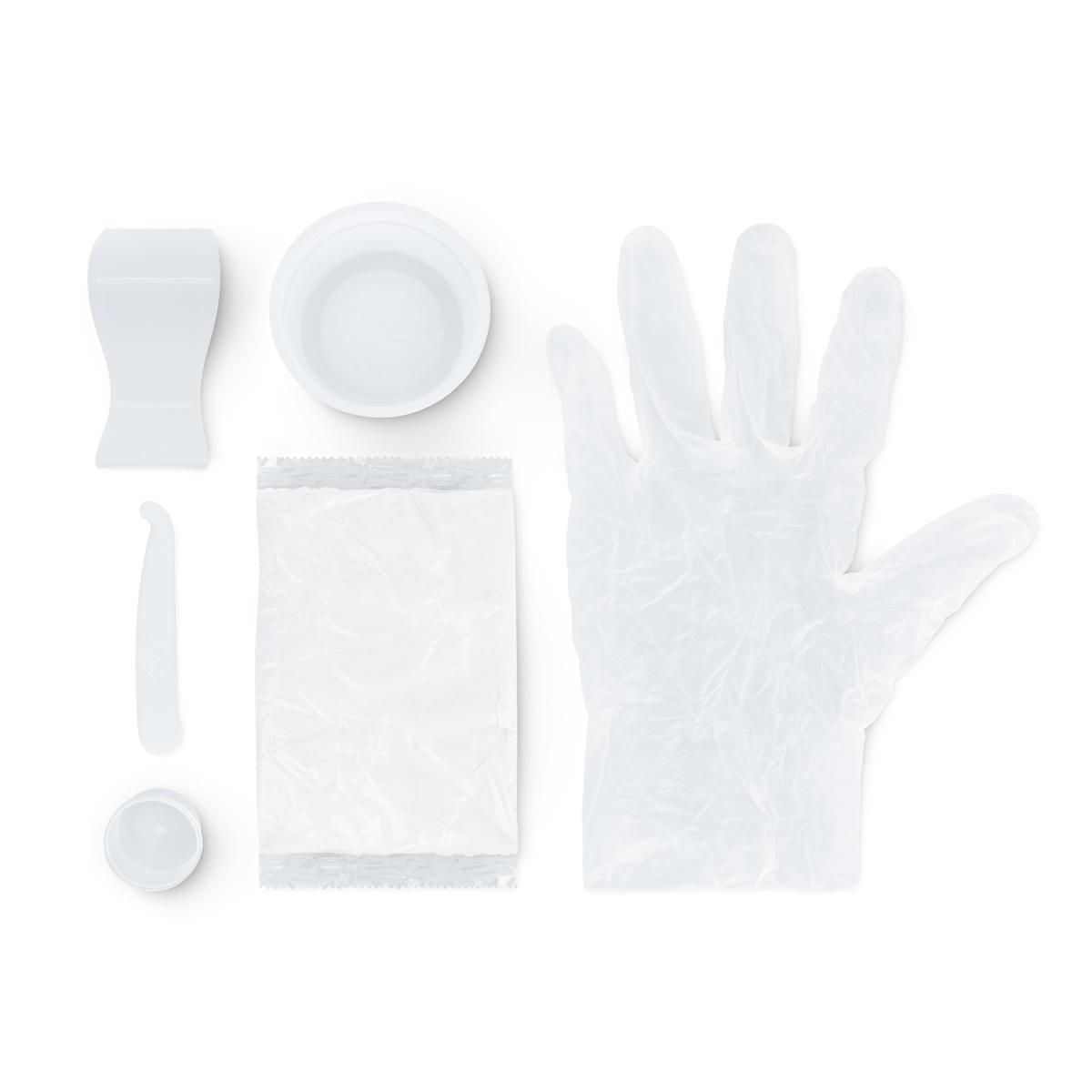 Divers accessoires blancs : spatule, récipient, gant, sachet et couvercle. Vue de dessus.