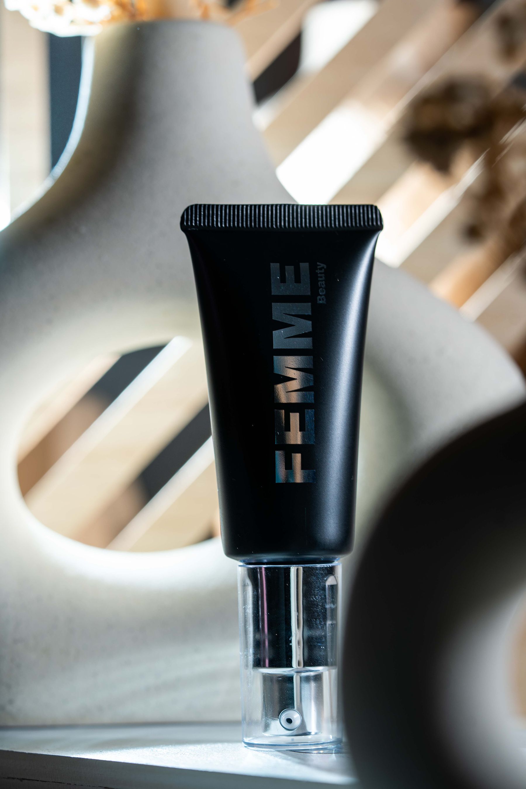 FEMME Intense Hide Concealer dans un tube noir avec distributeur argenté, en position verticale.