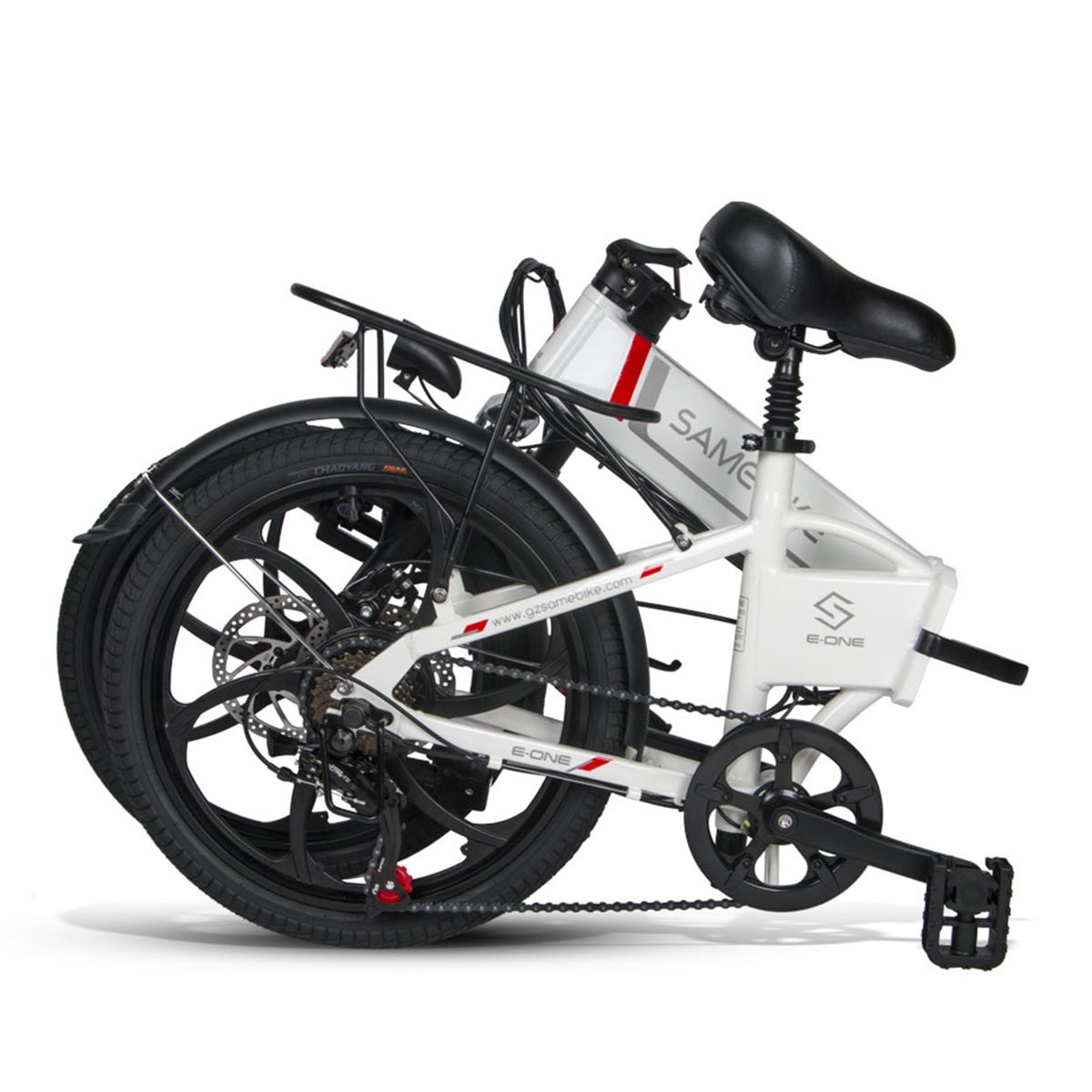 Vélo électrique blanc plié. Pneus, selle et porte-bagages noirs. Marque SAMEBIKE. Bande rouge sur le cadre.