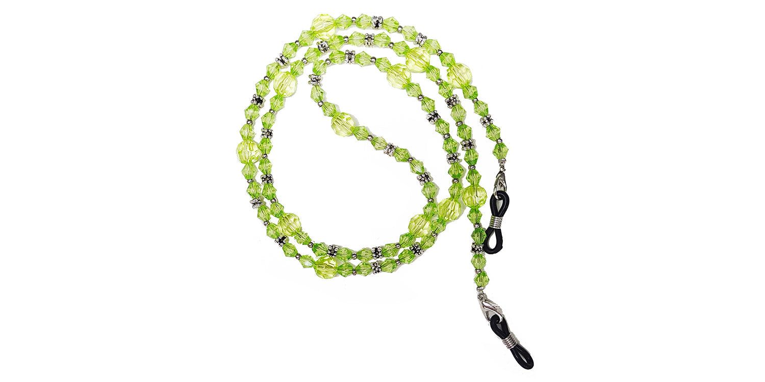 Cordon à lunettes avec perles vertes et éléments argentés. Équipé d'attaches pour lunettes.