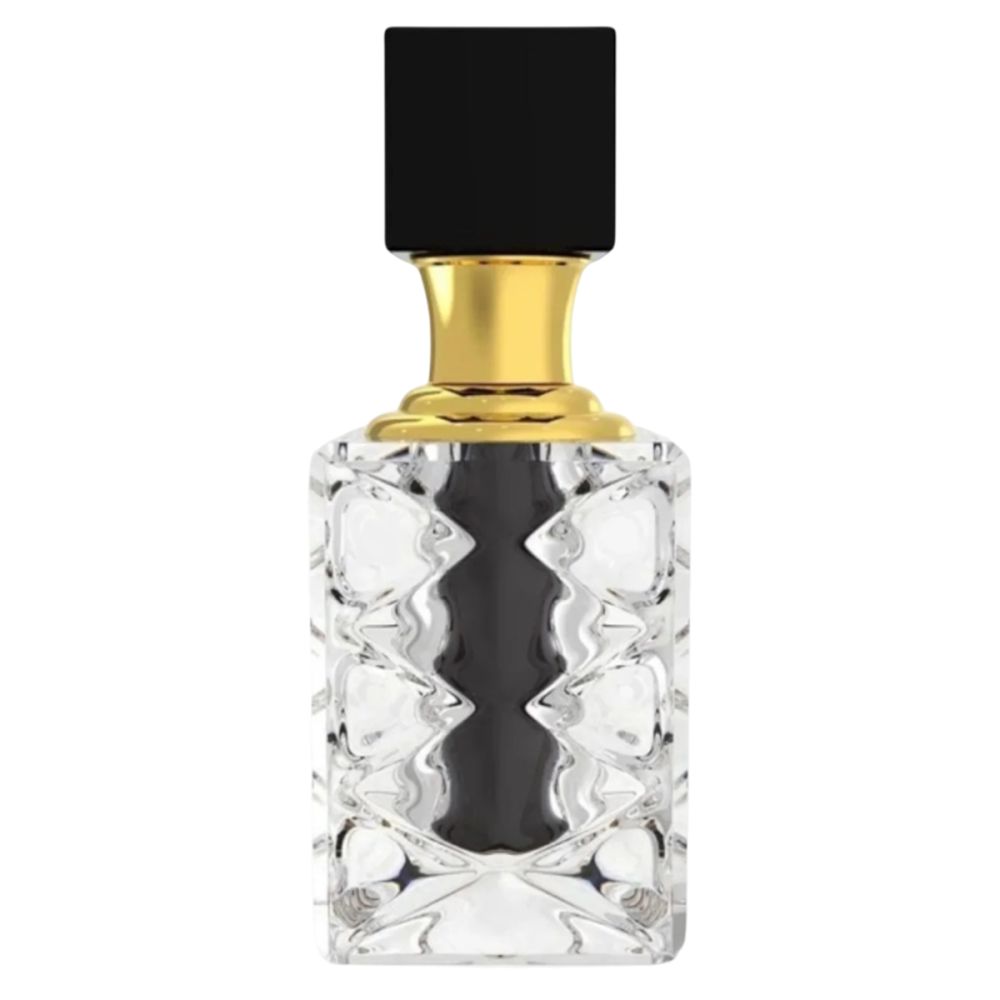 Flacon de parfum avec bouchon noir et base dorée. Récipient en verre clair et facetté contenant un liquide foncé.