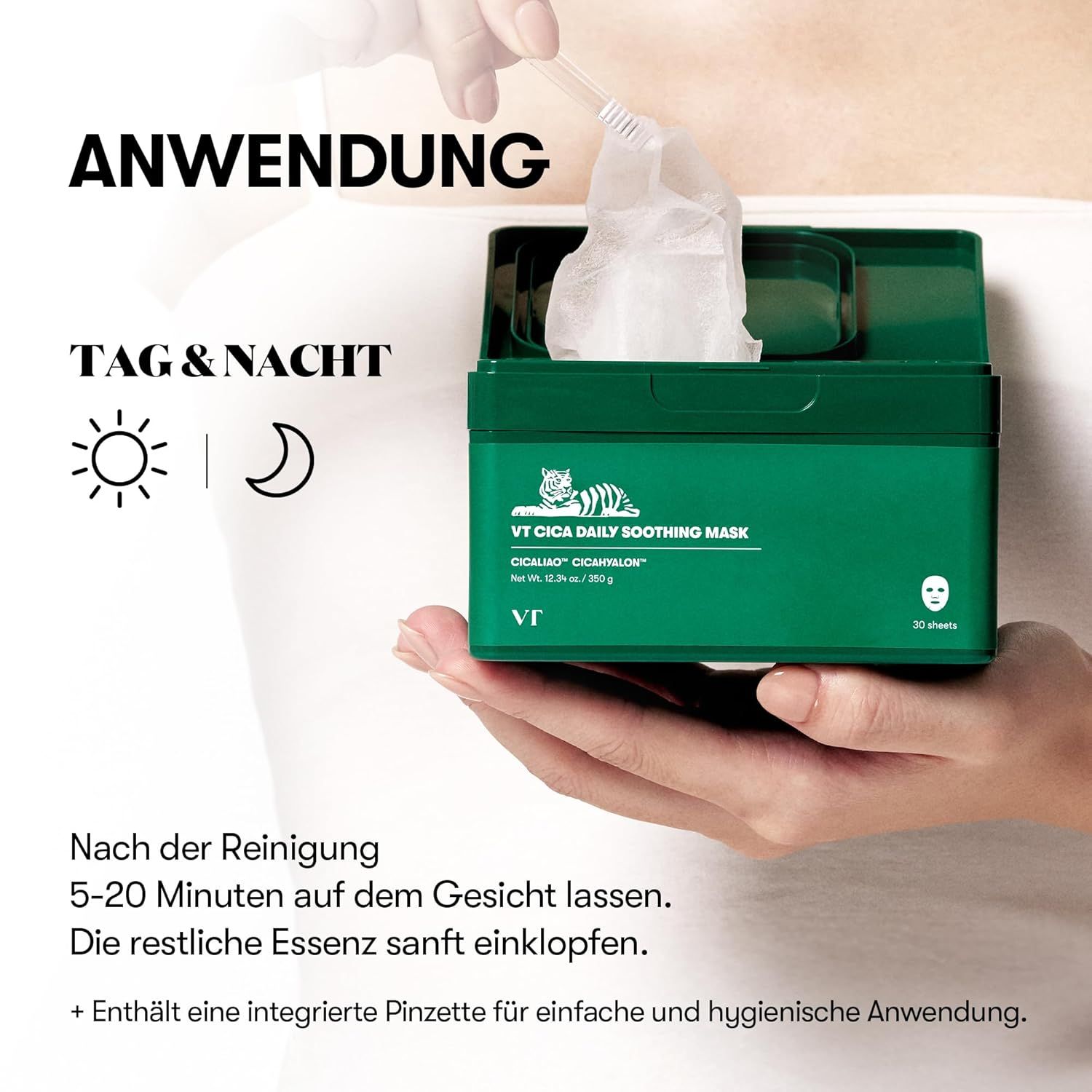 Vrouw houdt groene doos 'Cica Daily Soothing Mask' vast. Tekst: Gebruik dag & nacht. Pictogrammen zon en maan. Pincet inbegrepen.