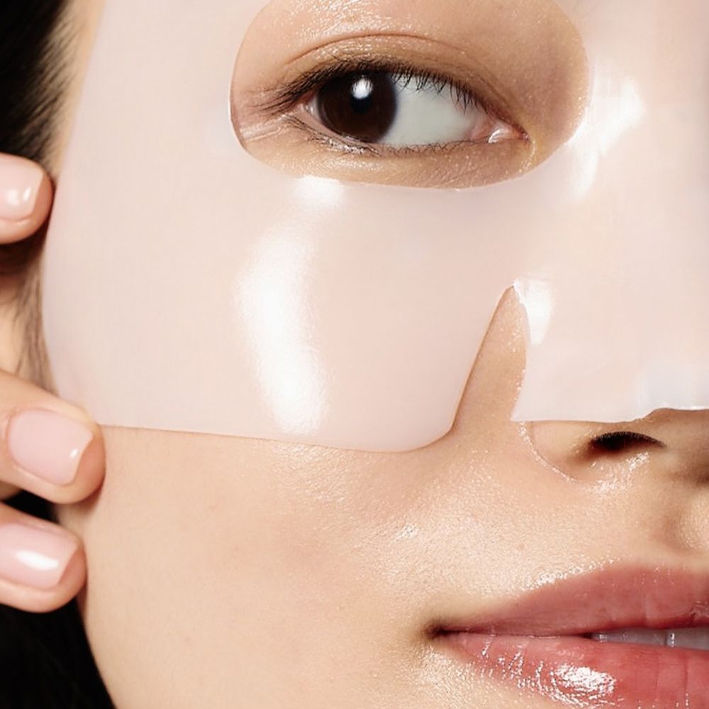 Gros plan d'un visage avec un masque facial. Le masque est retiré.