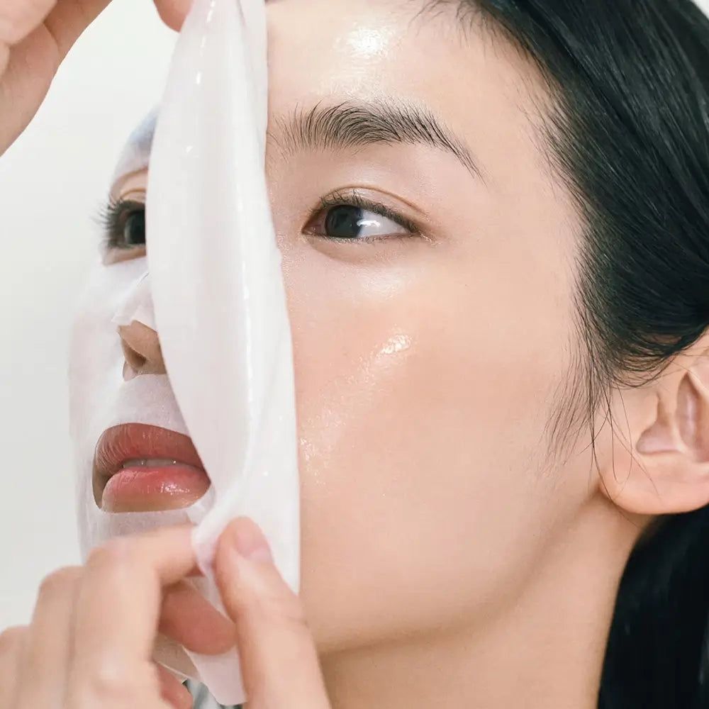 Une femme applique le Abib Gummy Sheet Mask Sedum Hyaluron Sticker.