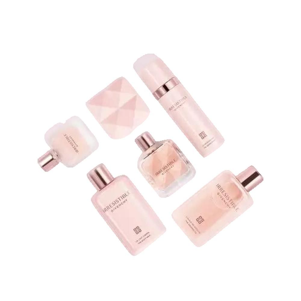Divers produits cosmétiques roses, dont un flacon spray avec l'inscription Irresistible Givenchy.