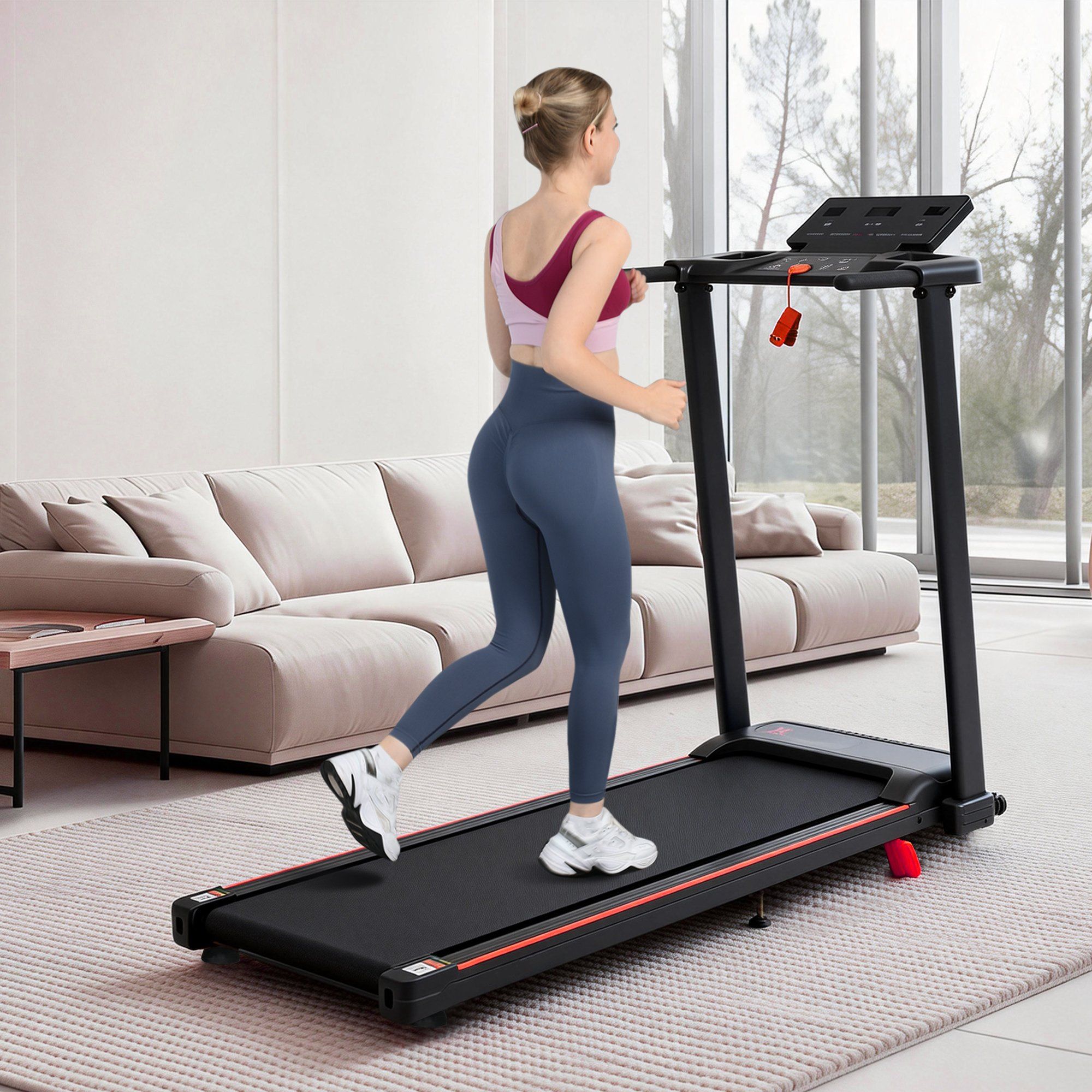 Tapis roulant noir sur lequel une femme portant des écouteurs court, dans un salon.