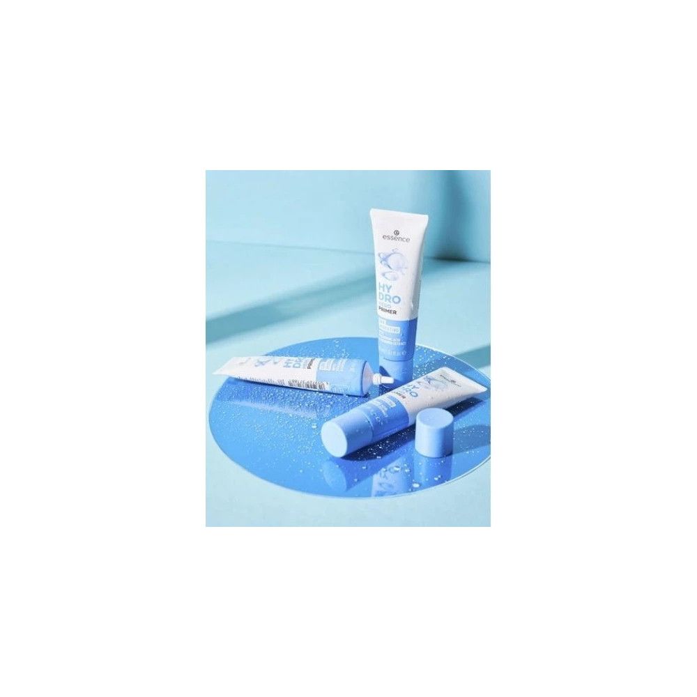 Drie blauw-witte tubes op blauw oppervlak. Productnaam en merk zichtbaar. Eén tube ligt, twee staan.