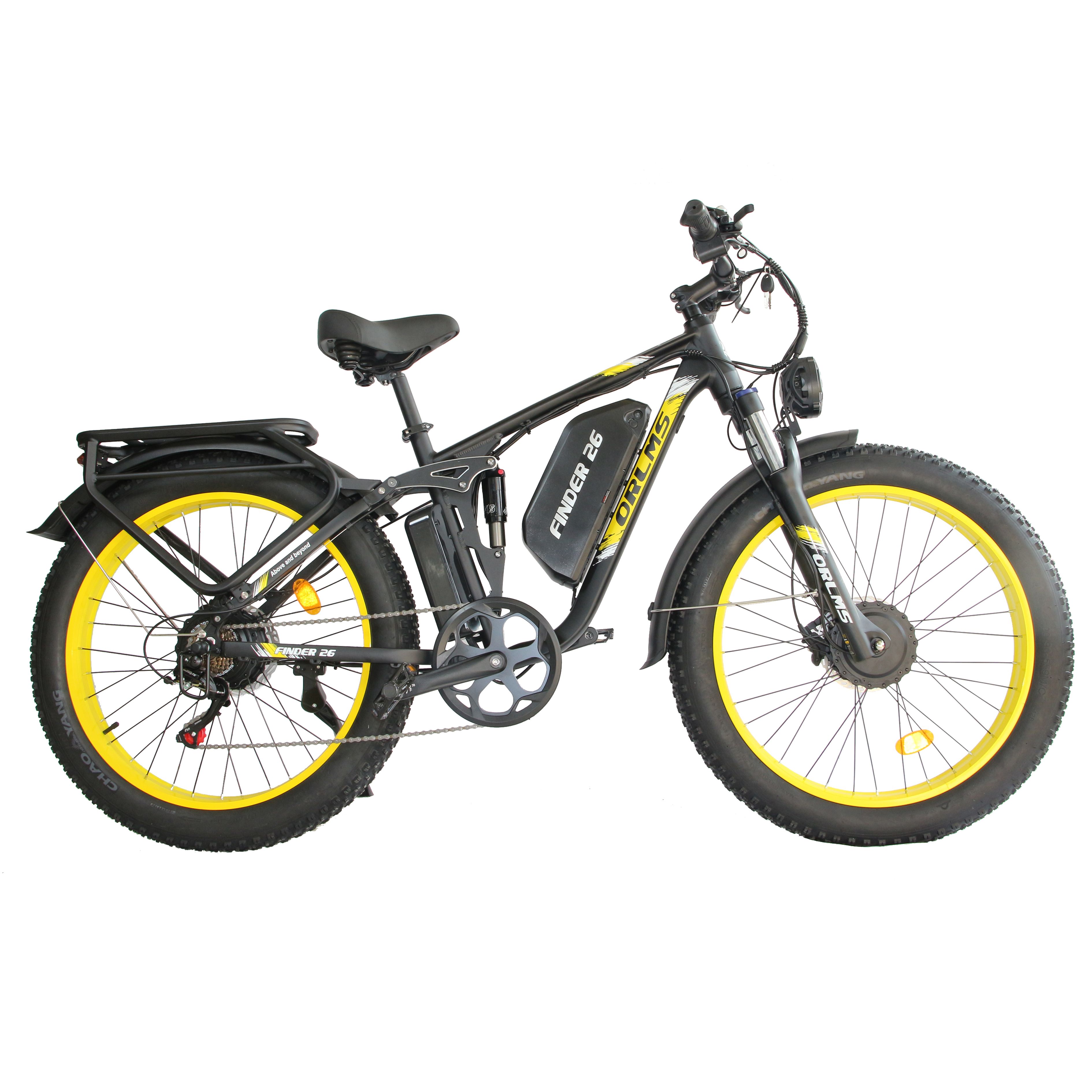 Zwarte elektrische mountainbike met gele velgen. Bagagedrager, koplamp en batterij. Opschrift: ORLMS Finder 26.