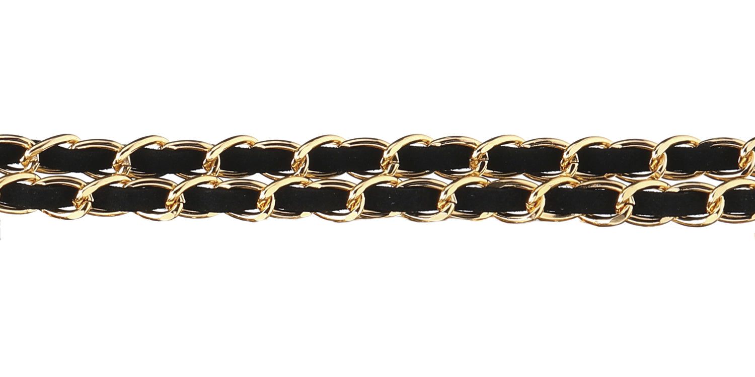 Close-up van een zwart en goudkleurig brillenkoord. Gevlochten design, gouden schakels, zwart lint. Op witte achtergrond.