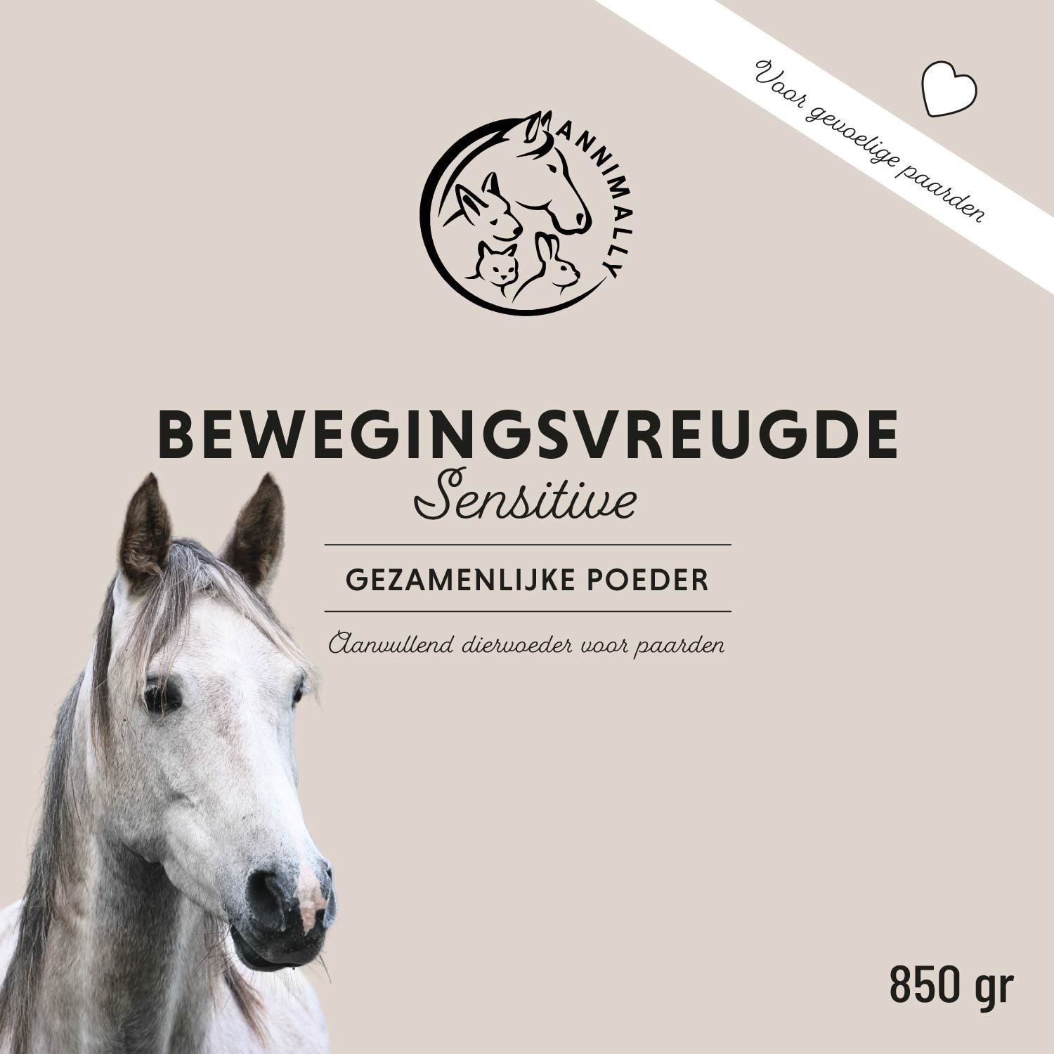 Productverpakking. Opschrift: Bewegingsvreugde Sensitive. Gezamenlijke poeder. 850 g. Logo. Paardenkop.